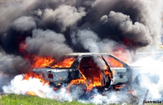 Petnjički “vatrogasac” benzinom gasio požar na automobilu: “Aman, ljudi, nije važan auto, spasavajte šumu”