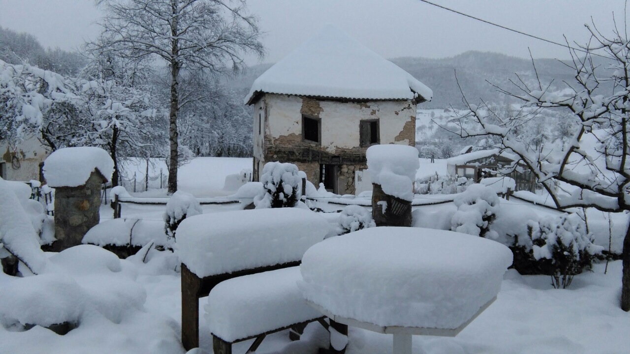 NAPADAO SNIJEG U PETNJICI