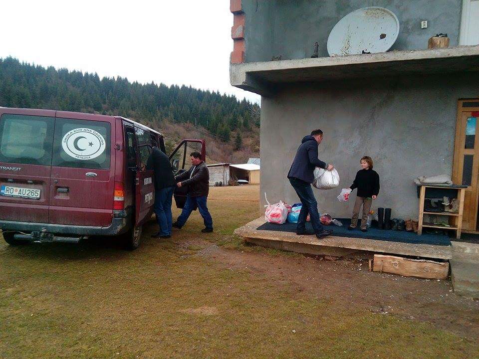 HAJRAT URUČIO POMOĆ SEJDEFI KUČ: MAJKA SA SEDMORO DJECE ŽIVI OD 150 EURA SOCIJALNE POMOĆI