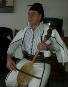  Fako LIčina tvrdi da njegovi preci vode porijeklo od ilirskog plemena i zato, u određenim prilikama, oblači albansku narodnu nošnju