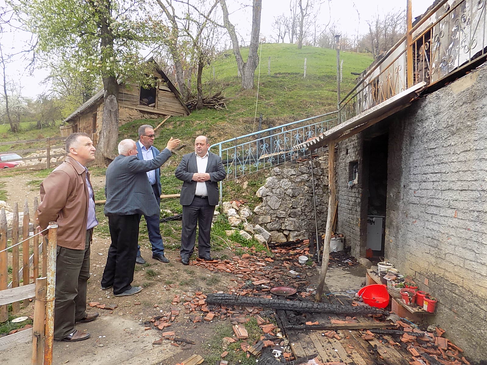 PREDSJEDNIK OPŠTINE PETNJICA POSJETIO PORODICU KORAĆ KOJOJ JE IZGORELA KUĆA