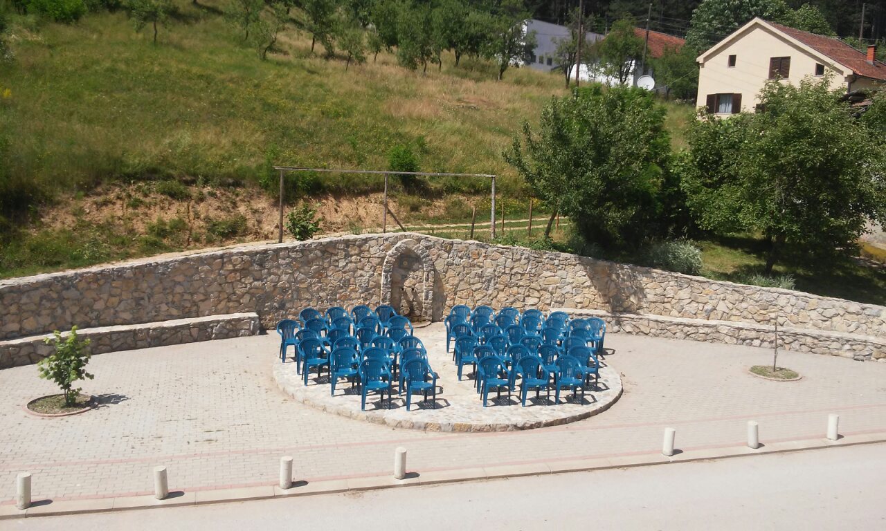 KOMPANIJA CUNGU POKLONILA STOLICE ZA LJETNJU SCENU U PETNJICI