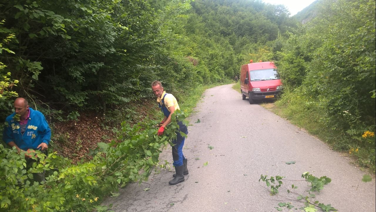 OČIŠĆENI PUTEVI OD RASTINJA I SMEĆA