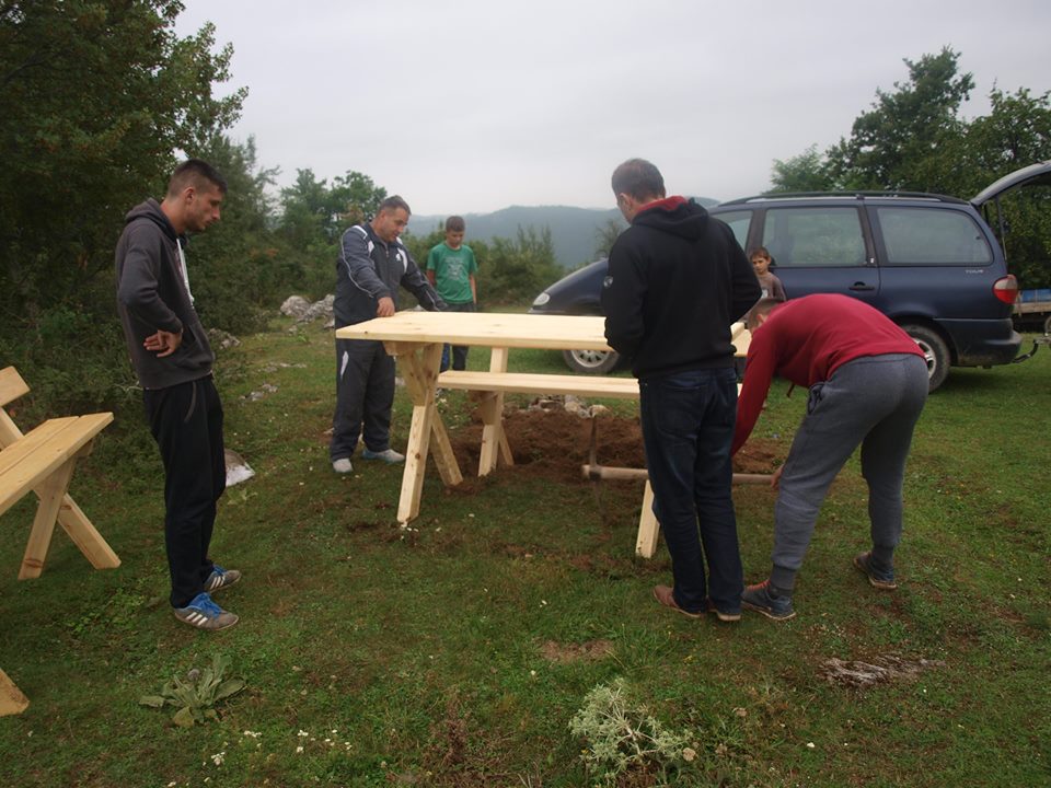 POSTAVLJENE KLUPE NA PJEŠAČKOJ STAZI