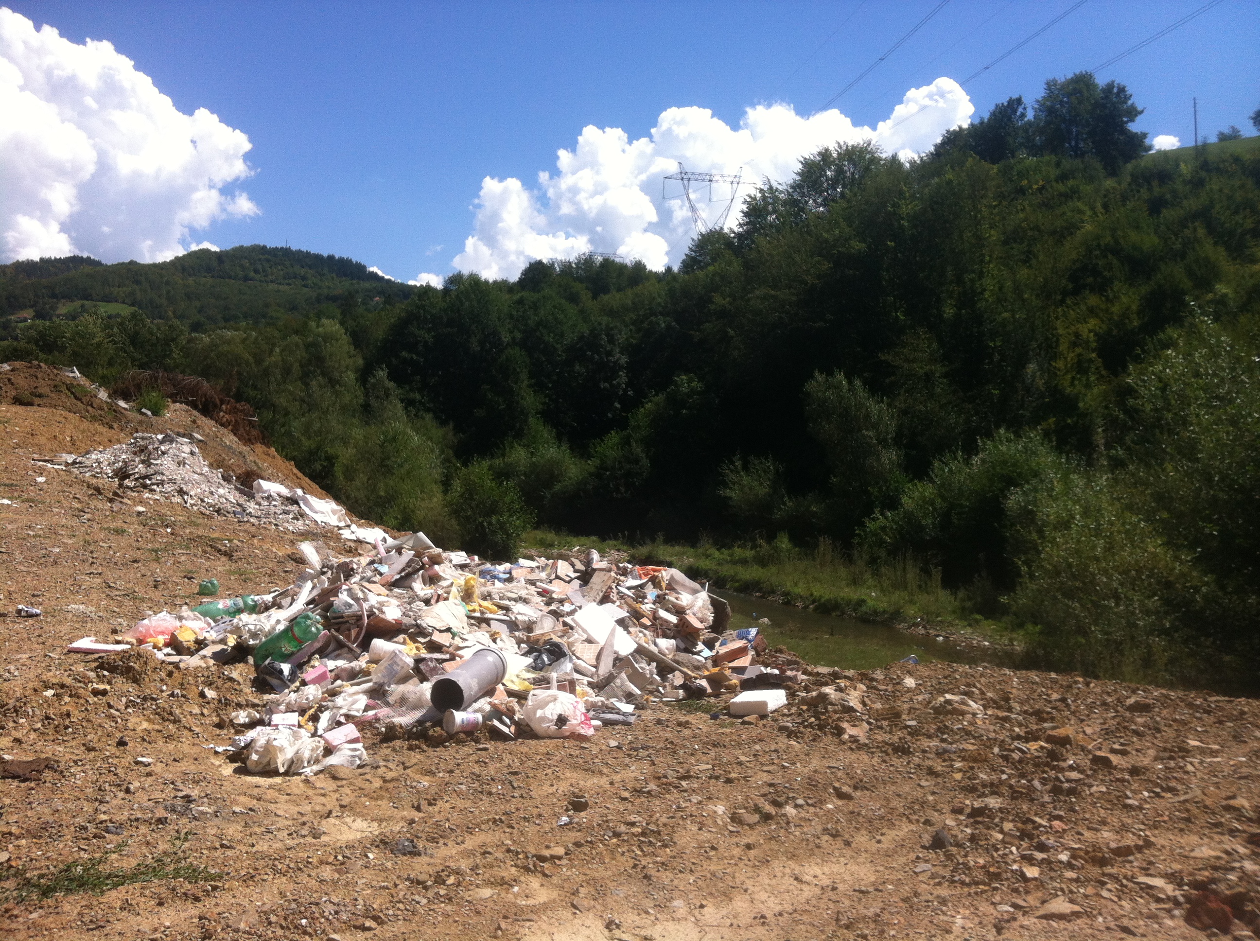 DEPONIJE KAO PEČURKE: NERAVNOPRAVNA BORBA KOMUNALACA I NESAVJESNIH BIHORACA