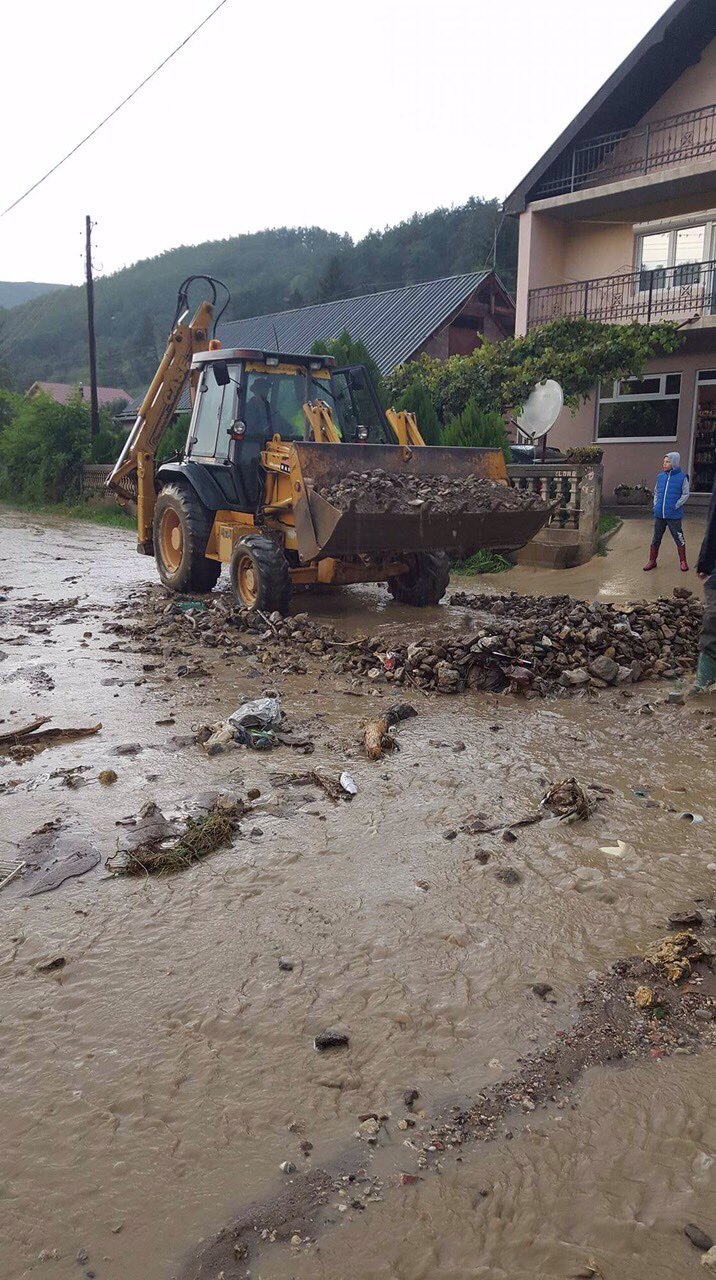 MJEŠTANI JAVLJAJU SA TERENA: KIŠA PRESTALA DA PADA, SVI POKUŠAVAJU DA OSPOSOBE PUT