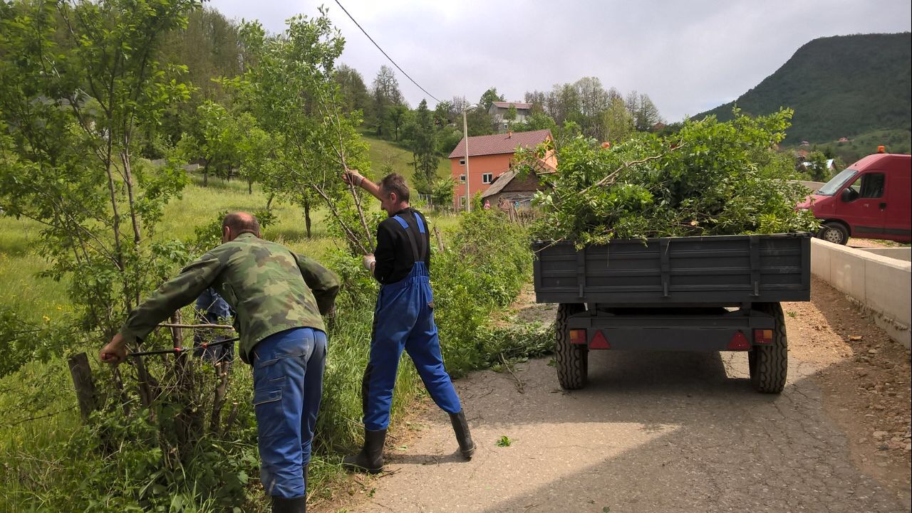 KOMUNALNO PETNJICE UKLANJALO RASTINJE NA LOKALNIM PUTEVIMA