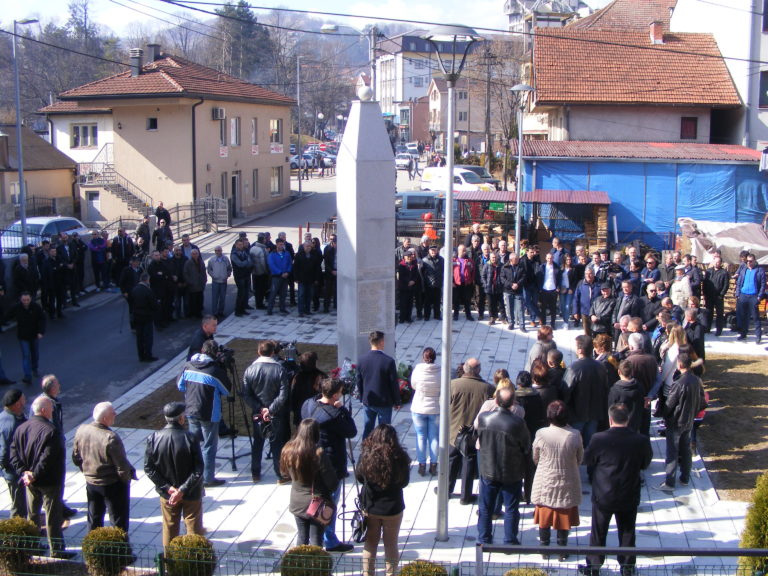 DELEGACIJA OPŠTINE POLOŽILA VIJENAC NA SPOMENIK OTETIM U ŠTRPCIMA