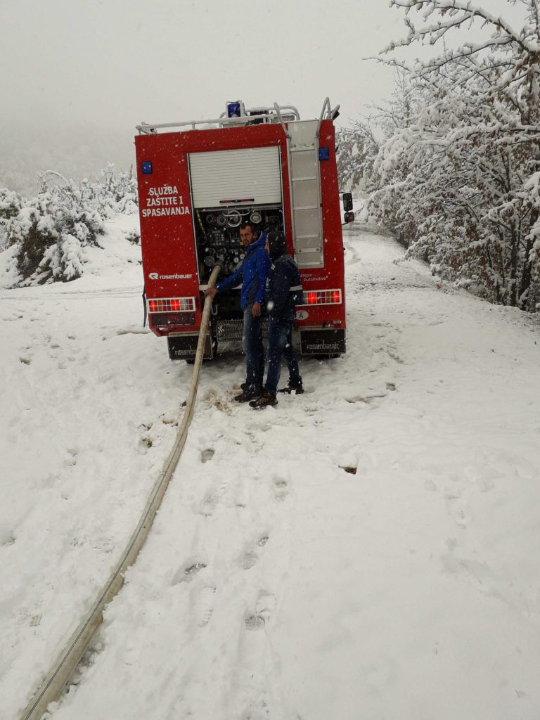 I PO SNIJEGU ISPORUČUJU VODU