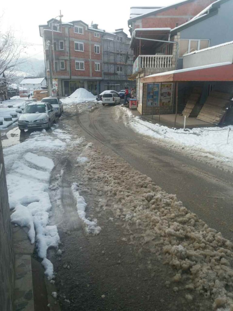 OČIŠĆENI PUTEVI U CENTRU I PRILAZI ŠKOLI