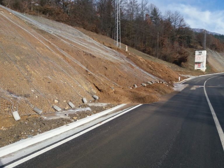 KLIZIŠTE KOD MOTELA UGROŽAVA SAOBRAĆAJ