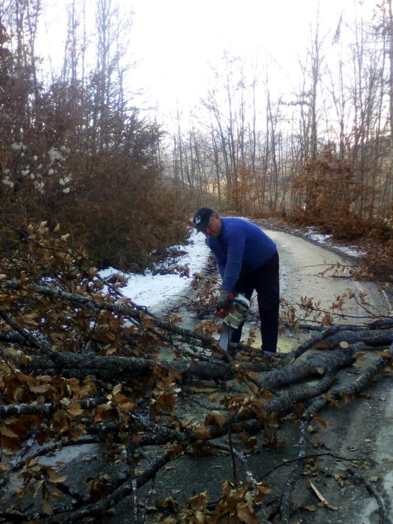 MJEŠTANI LAGATORA I TRPEZI ČISTILI PUT