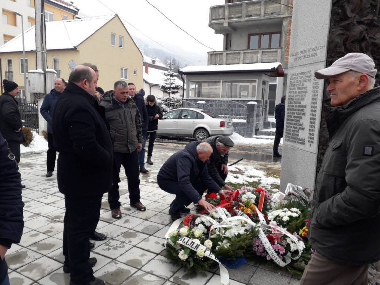 PREDSTAVNICI PETNJIČKE LOKALNE UPRAVE POLOŽILI VIJENAC NA SPOMEN OBILJEŽJE U BIJELOM POLJU OTETIM PUTNICIMA U ŠTRPCIMA