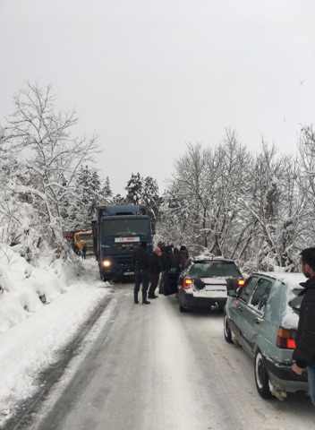 KAMION SA PRIKOLICOM NA KRATKO BLOKIRAO SAOBRAĆAJ