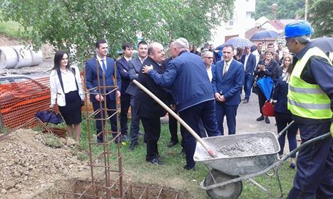 VIDEO: POSTAVLJANJE KAMENA TEMELJCA ZA VIŠENAMJENSKU ZGRADU U PETNJICI