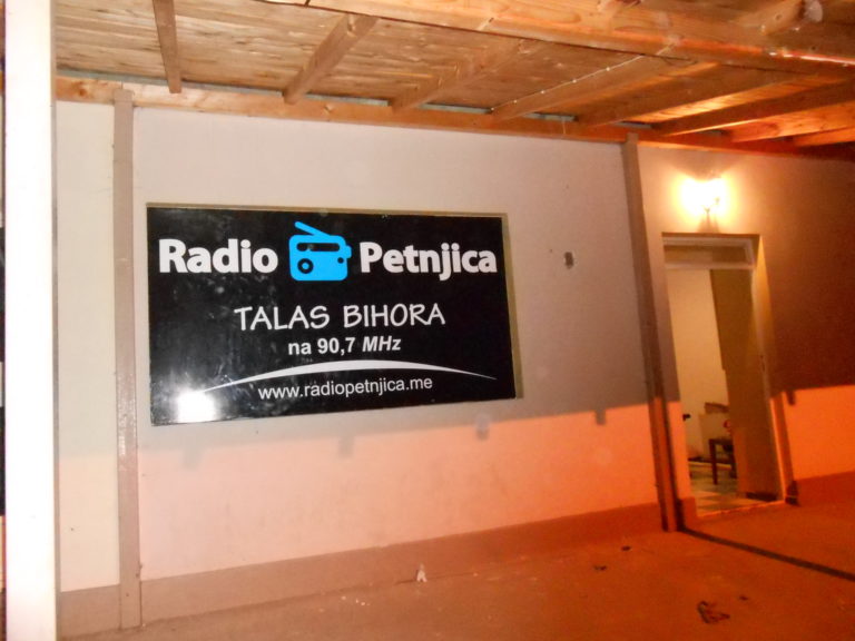 PREUZMITE APLIKACIJE I SLUŠAJTE RADIO PETNJICU