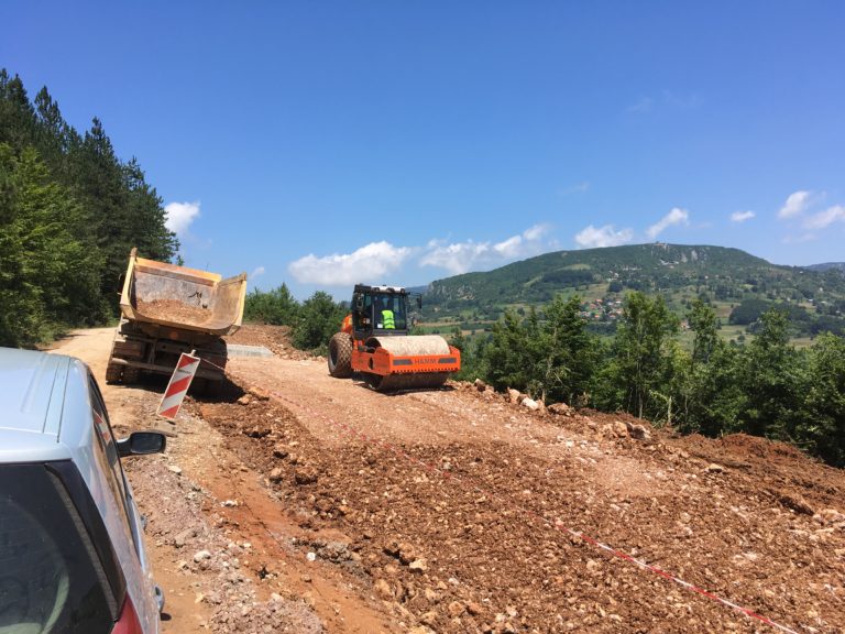 ZBOG RADOVA NA PUTU PETNJICA-BERANE ZASTOJI DO 15 MINUTA