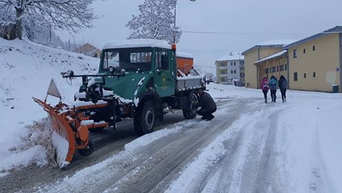 PETNJICA: KOMUNALCI ČISTE SNIJEG OD RANOG JUTRA