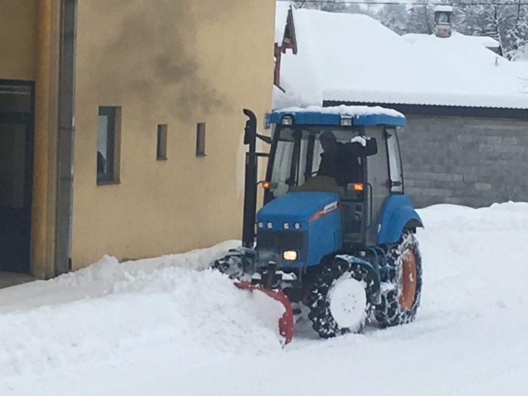 PETNJICA: SNIJEG PRESTAO DA PADA, KOMUNALNO ČISTI CENTAR