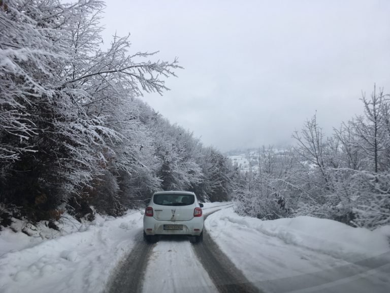 KIŠA I SNIJEG PONOVO PRAVE PROBLEME, ČIŠĆENJE PUTEVA DO IZA PONOĆI