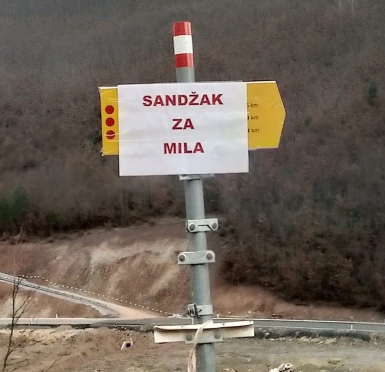 “SANDŽAK ZA MILA” – PETNJICA ISPISANA PORUKAMA PODRŠKE PREDSJEDNIKU