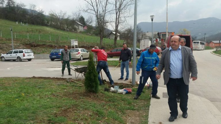 AKCIJA ZA LJEPŠU PETNJICU: OPŠTINSKI SLUŽBENICI I UČENICI SADILI CVIJEĆE I SADNICE