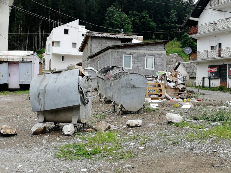 KANTE ZA SMEĆE KAO ESTETSKI DETALJ: KO PRAVI DEPONIJE PORED PRAZNIH KONTEJNERA?