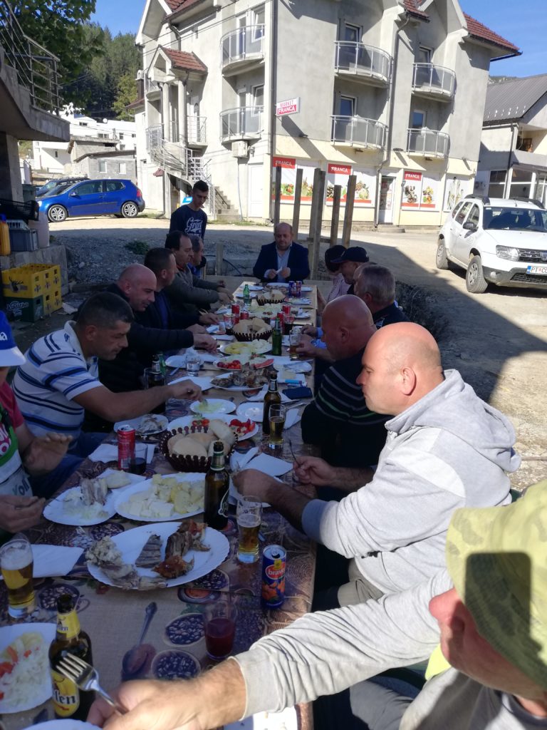 RUČAK ZA RADNIKE I GRAĐANE U ČAST ZAVRŠETKA GRUBIH RADOVA NA SANACIJI “KORAĆKOG POTOKA”