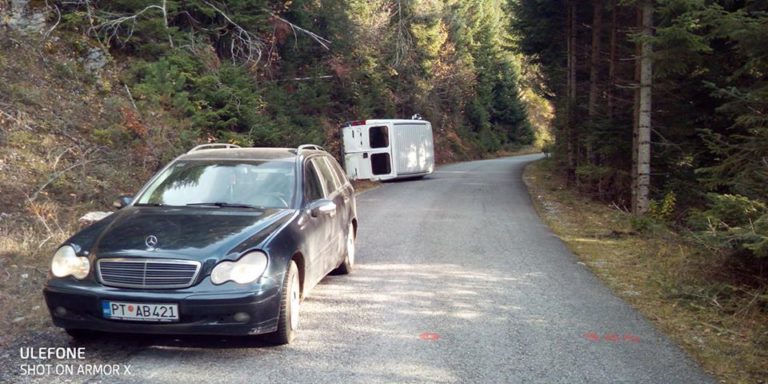 NEZGODA NA TURIJAKU: PREVRNUO SE KOMBI, VOZAČ BEZ POVREDA