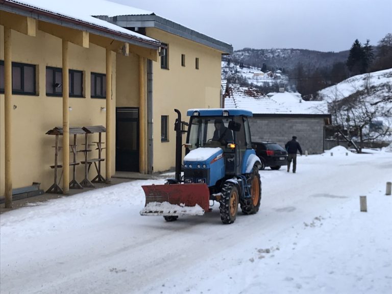 SNIJEG DONIO PROBLEME VOZAČIMA, NEKOLIKO IZLIJETANJA SA PUTA BEZ POSLJEDICA