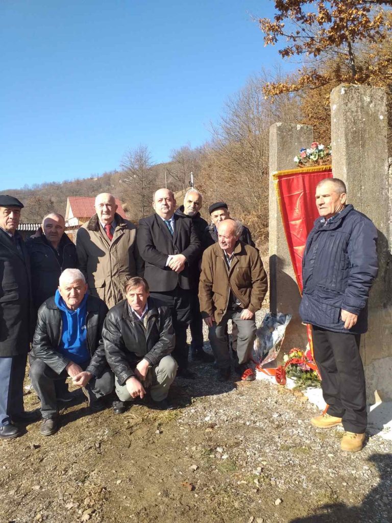 POLOŽENI VIJENCI NA SPOMENIK PALIM PARTIZANIMA U VRBICI