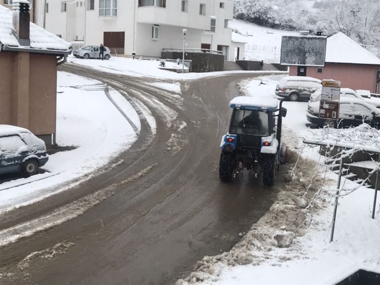 VIŠE OD 20 CENTIMETARA SNIJEGA U BIHORU, KOMUNALNO NA TERENU