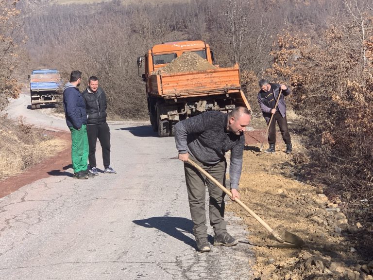 STENICE – GUSARE: RADNICI POSTAVLJAJU BANKINE I KRPE UDARNE RUPE