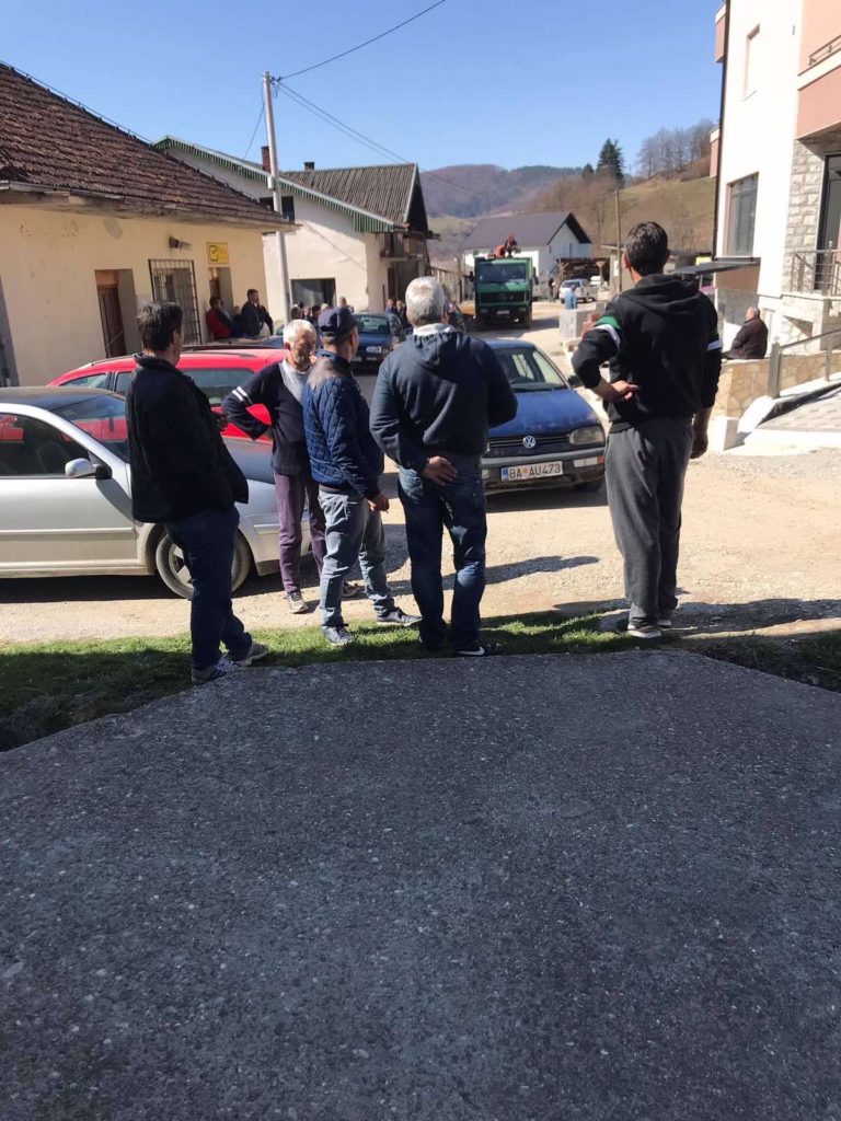 PETNJICA: POŠTAR DOSTAVLJAO “SOCIJALE”, NESTRPLJIVI ČEKALI ISPRED POŠTE