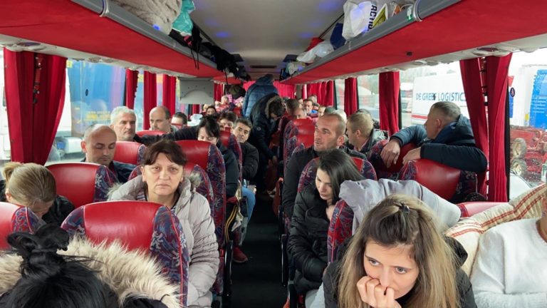 UŽIVO NA FB RADIJA PETNJICA: PUTNICI IZ ZAGLAVLJENOG AUTOBUSA