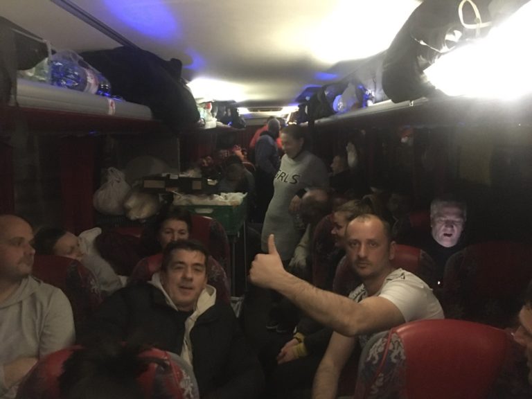 (FOTO):PUTNICI NA AUSTRIJSKO-MAĐARSKOJ GRANICI PROVEŠĆE NOĆ U AUTOBUSU