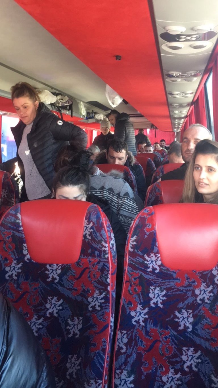 PUTNICI PRESPAVALI U AUTOBUSU, ČEKAJU POVRATAK KUĆI