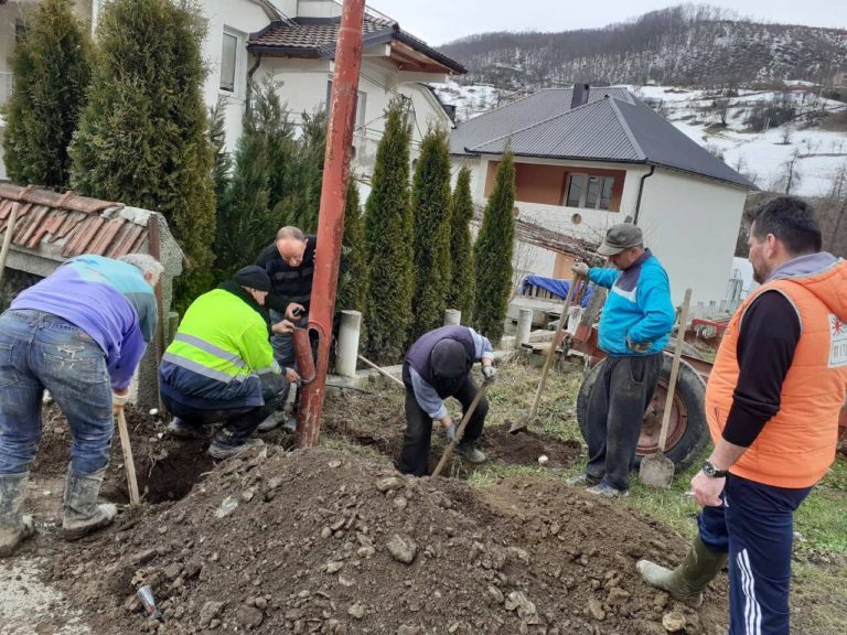 PETNJICA: POČELO POSTAVLJANJE RASVJETE PREMA RADMANCIMA