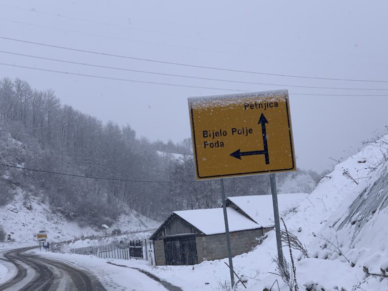 OPREZ (FOTO): PRVOAPRILSKI SNIJEG OTEŽAO SAOBRAĆAJ U BIHORU