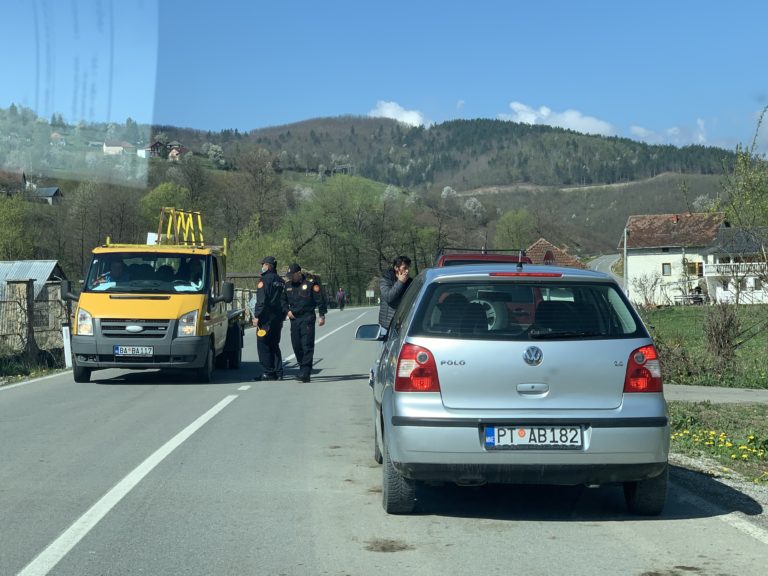 NAKON PISANJA PORTALA RADIJA PETNJICA: POLICIJSKA PATROLA KONTROLIŠE SAOBRAĆAJ U NASELJU PLANDIŠTE