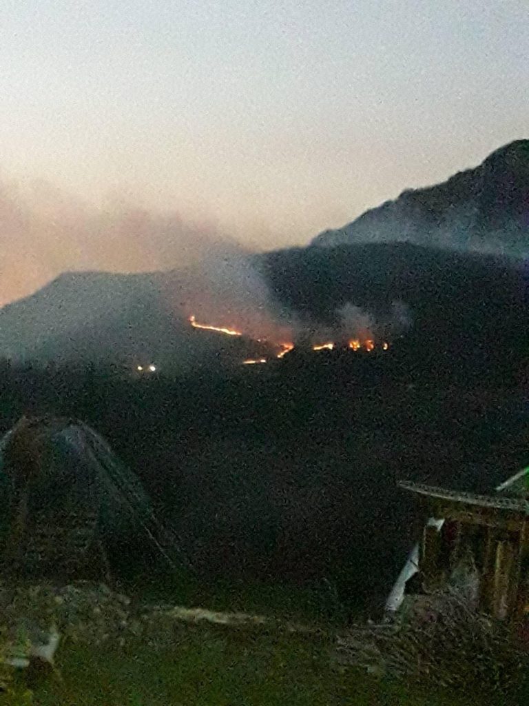 ZBOG NESAVJESNIH GRAĐANA IZGORJELA ŠUMA IZNAD LAGATORA, POŽAR SE ŠIRI PREMA PONORU