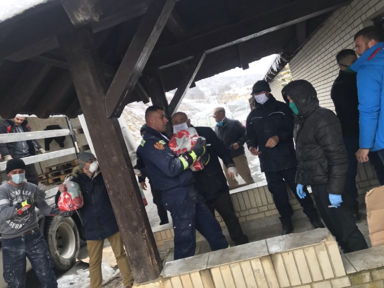 PETNJICA (FOTO+VIDEO): STIGLA POMOĆ CRVENOG KRSTA – 200 PAKETA HRANE I 200 DŽAKOVA BRAŠNA