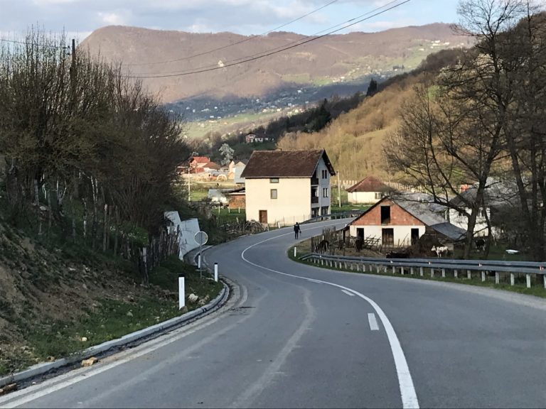 MUKE MJEŠTANA PLANDIŠTA: KROZ NASELJE VOZE PREKO STO NA SAT, NEKO ĆE POGINUTI, A POSLIJE JE KASNO ZA REAKCIJU