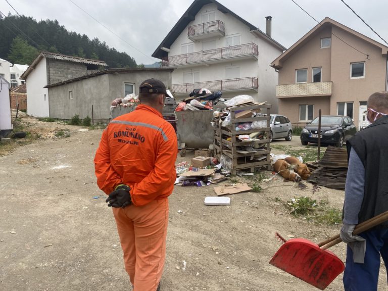 JEZIV PRIZOR U PETNJICI: UBIJENI PSI, SA OMČOM OKO VRATA, OSTAVLJENI PORED KONTEJNERA