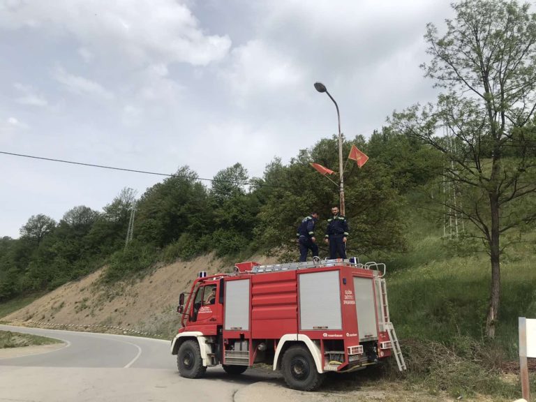 DAN NEZAVISNOSTI: POSTAVLJENE ZASTAVE CRNE GORE