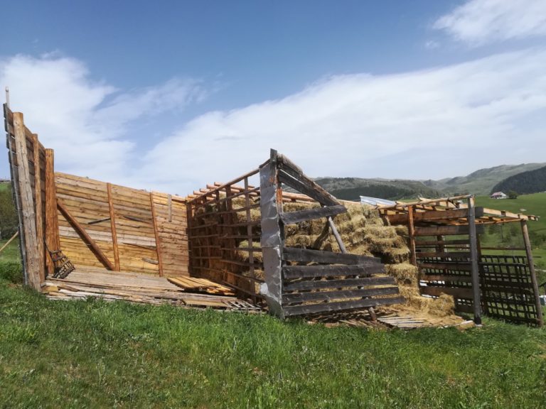 (FOTO) VJETAR UNIŠTIO POMOĆNI OBJEKAT NA SAVIN BORU