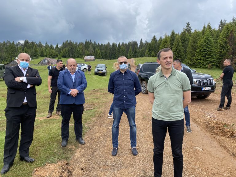 (FOTO I VIDEO) BOŠKOVIĆ OBIŠAO RADOVE NA PLOČNIKU: VOJSKA CG ĆE BITI TU DOK NE ZAVRŠIMO ONO ŠTO SU POTREBE OPŠTINE