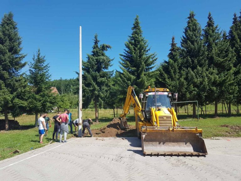 MLADI VRBICE POMAGALI U POSTAVLJANJU RASVJETE NA POLIGONU OŠ “25 MAJ”