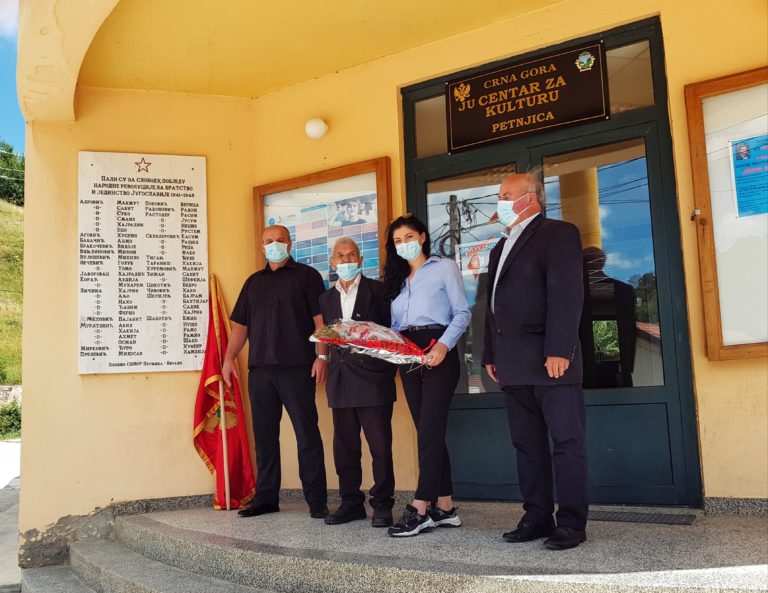 ANTIFAŠISTI PETNJICE: POLOŽENI VIJENCI NA SPOMEN PLOČU PALIM BORCIMA ISPRED CENTRA ZA KULTURU U PETNJICI