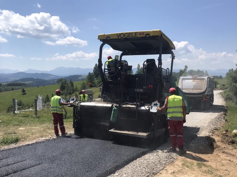 (VIDEO I FOTO) PRVI METRI ASFALTA NA PUTU BOR – DOBRODOLE